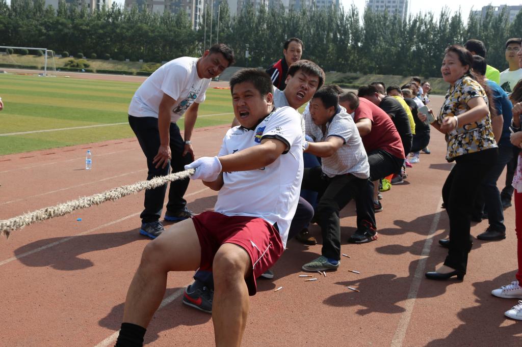 校工会组织拔河比赛